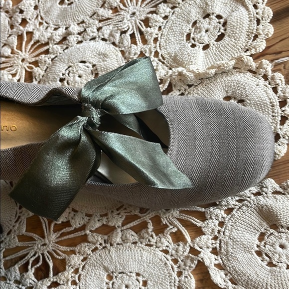 Ann Marino Gray and taupe Heels with Elegant Bow - Picture 3 of 10